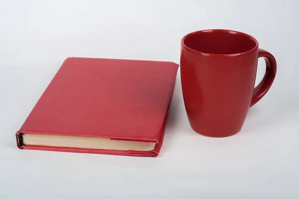 Czerwonej Księdze i Puchar na stół biały. Kopiować miejsca na tekst. — Zdjęcie stockowe