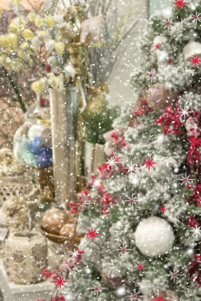 Albero di Natale sfocato, neve, Natale, sfondo. Tema Felice Anno Nuovo e Natale. — Foto Stock