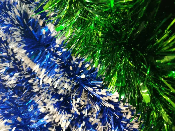 カラフルなチンセル、クリスマスの装飾。休日の背景。テキストのコピースペース. — ストック写真