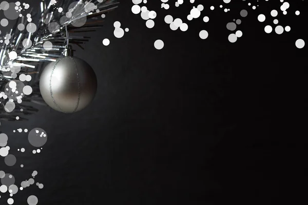 Різдвяна композиція ялинових гілок та різдвяних кульок калини на чорному фоні ізольовані . — стокове фото