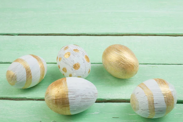 Buona Pasqua. Uova dipinte su tavolo di legno. Vista dall'alto. Copia spazio per testo. — Foto Stock