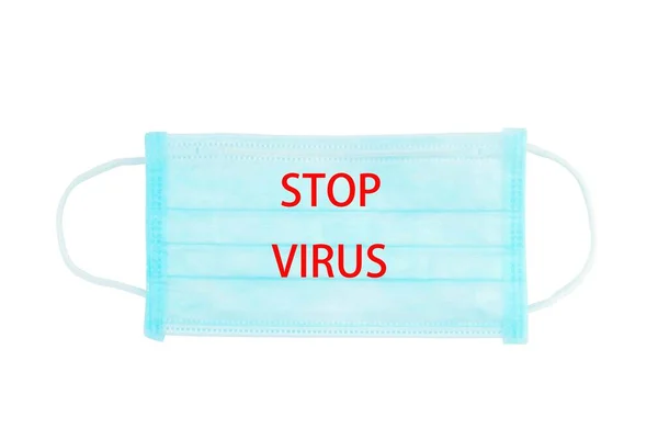 Máscara médica protectora sobre fondo blanco con las palabras STOP VIRUS. Protección contra la infección por virus . — Foto de Stock