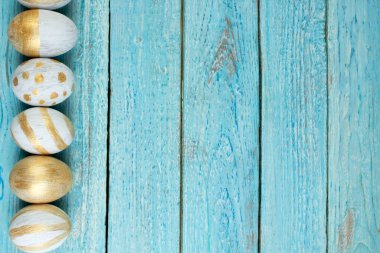 Mutlu Paskalyalar. Ahşap masaya boyanmış yumurtalar. Üst Manzara. Metin için alanı kopyala.