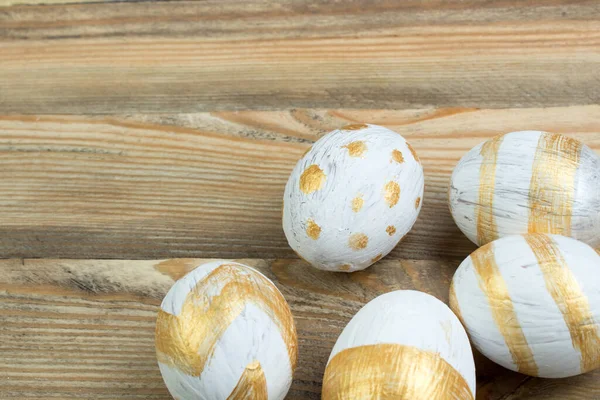 Mutlu Paskalyalar. Ahşap masaya boyanmış yumurtalar. Üst görünüm. — Stok fotoğraf