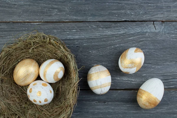 Frohe Ostern. Nest von oben mit bemalten Eiern auf Holztisch. Kopierraum für Text. — Stockfoto
