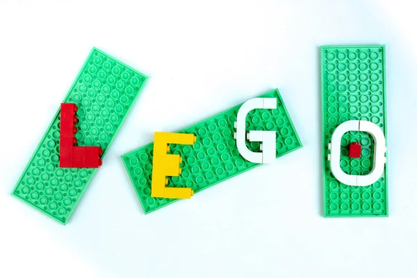 Słowo lego na białym tle. Zabawka edukacyjna dla dzieci Izolowana na białym tle. Renderowanie 3D. Widok z góry z miejsca kopiowania. — Zdjęcie stockowe