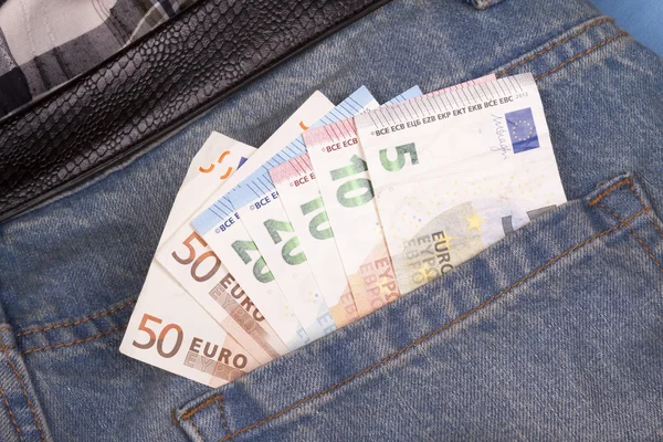 在后面的口袋中的欧元 — 图库照片