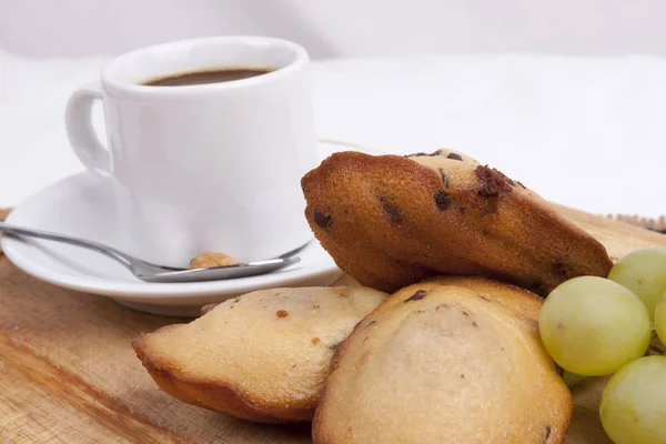 Viruta de chocolate madeleine y café —  Fotos de Stock