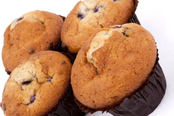 Muffin ai mirtilli su sfondo bianco — Foto Stock