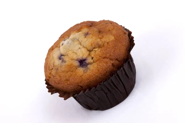 Muffin de mirtilo em um fundo branco — Fotografia de Stock