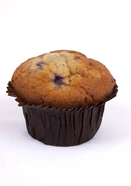 Blaubeer-Muffin auf weißem Hintergrund — Stockfoto