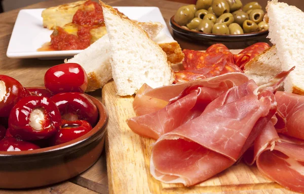 Spanische Tapas auf einem Tisch — Stockfoto