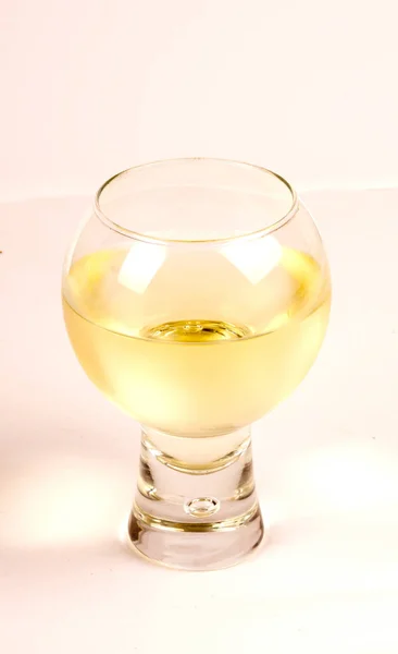 Vino blanco en una copa — Foto de Stock