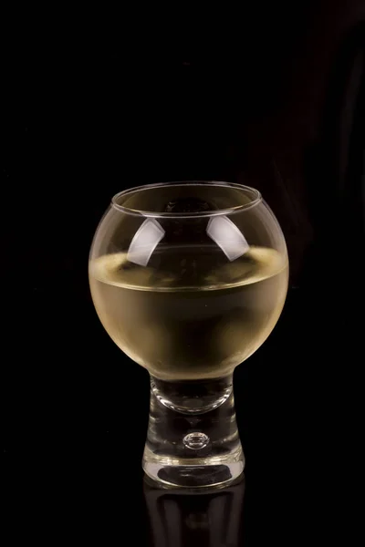 Белое вино в стакане — стоковое фото