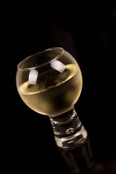 Vin blanc dans un verre — Photo