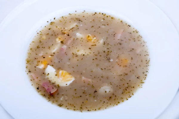 Ev yapımı geleneksel cilacı zur (ekşi ekmek çorbası))