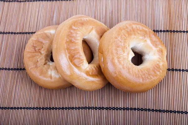 Bagels Frescos Una Estera Madera —  Fotos de Stock