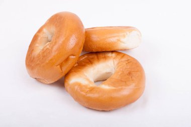 Beyaz arkaplanda taze simit izole edildi