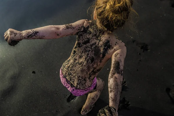 Girl soiled with sand — Stock Photo, Image