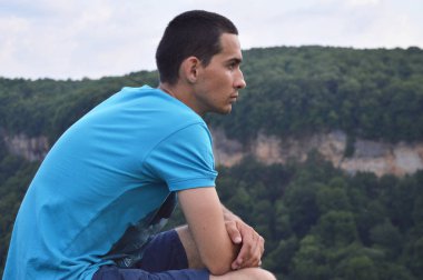 Adam uzaklara bakıyor.