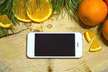 Telefon closeup turuncu arka plan üzerinde yalan