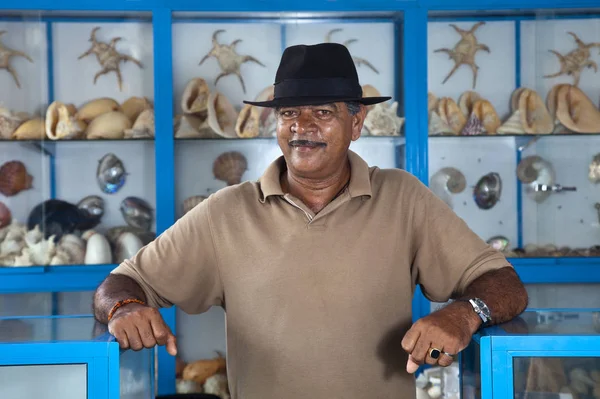 The seller of souvenirs made from sea shells in Sri Lanka — Stock Photo, Image