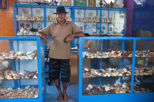 Der Verkäufer von Souvenirs aus Muscheln in sri lanka — Stockfoto