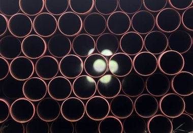 Metal borular demet depo raf üzerinde