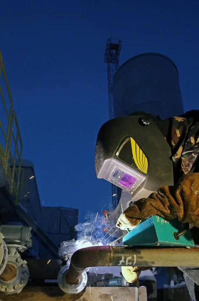 Welding work in the late evening — Stock Photo, Image