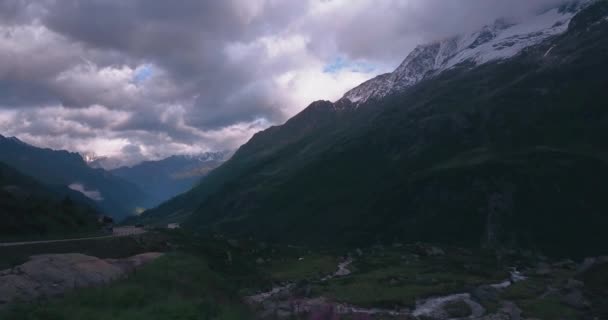 Hermoso panorama aéreo de los Alpes suizos — Vídeo de stock