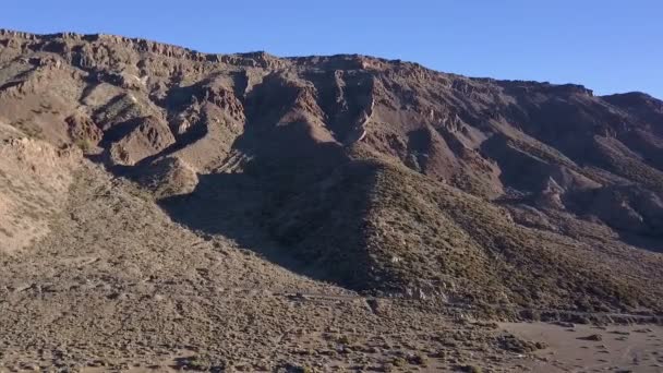 Luchtfoto uitzicht op de bergen — Stockvideo