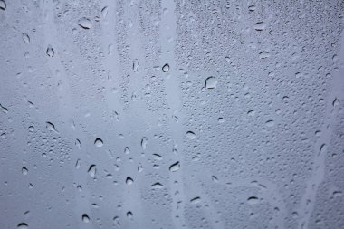 Bir damla su üzerinde yeni bir cam doku 