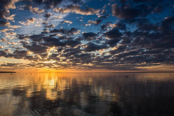 Deniz günbatımında yaz