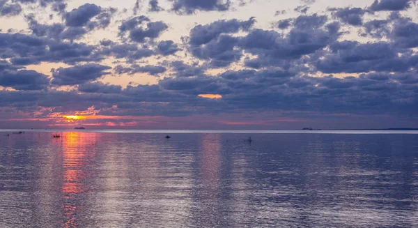 Deniz günbatımında yaz
