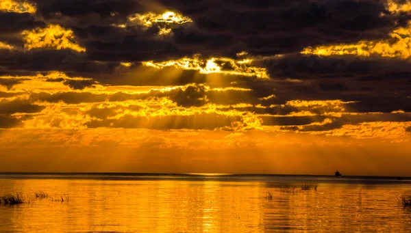 Deniz günbatımında yaz