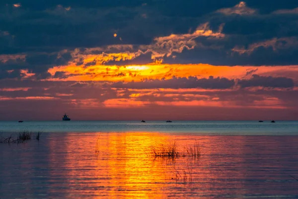 Pôr do sol de verão no mar — Fotografia de Stock