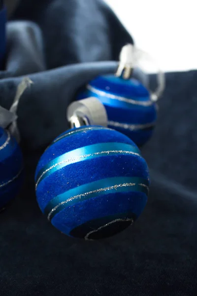 Blue Christmas Bollar Vit Bakgrund — Stockfoto