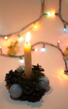 Karanlık bir arka plan üzerinde yapılmış bir mum balmumu ve çelenk