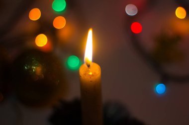 Karanlık bir arka plan üzerinde yapılmış bir mum balmumu ve çelenk