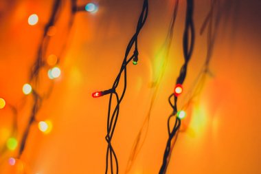 Sarı bir arka plan üzerinde Noel çelenk