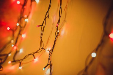 Sarı bir arka plan üzerinde Noel çelenk