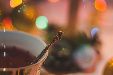 Yeni yıl çay partisi. Bir arka plan üzerinde çay fincan çelenk