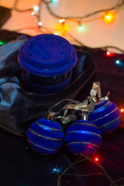 Yeni yıl çay partisi. Bir arka plan üzerinde çay fincan çelenk