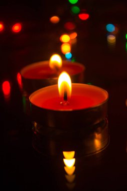 Karanlık bir arka plan üzerinde yapılmış bir mum balmumu ve çelenk