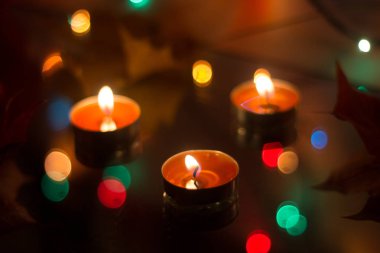 Karanlık bir arka plan üzerinde yapılmış bir mum balmumu ve çelenk