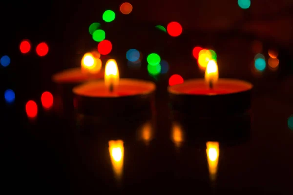 Fundo Escuro Uma Vela Feita Cera Uma Grinalda — Fotografia de Stock