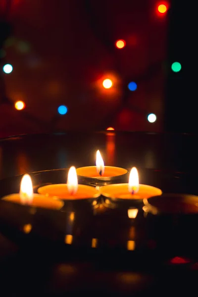 Auf Dunklem Hintergrund Eine Kerze Aus Wachs Und Eine Girlande — Stockfoto