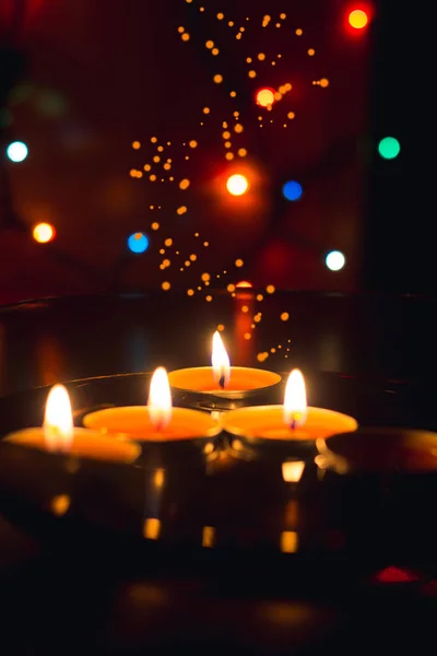 Σκούρο Φόντο Ένα Κερί Φτιαγμένη Από Κερί Και Μια Γιρλάντα — Φωτογραφία Αρχείου