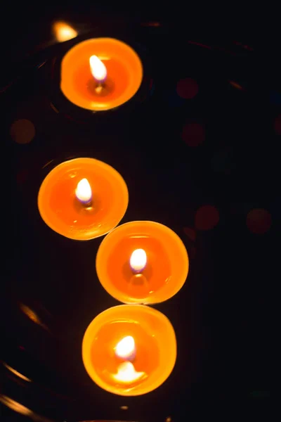 在黑暗背景下 蜡和花环制成的蜡烛 — 图库照片