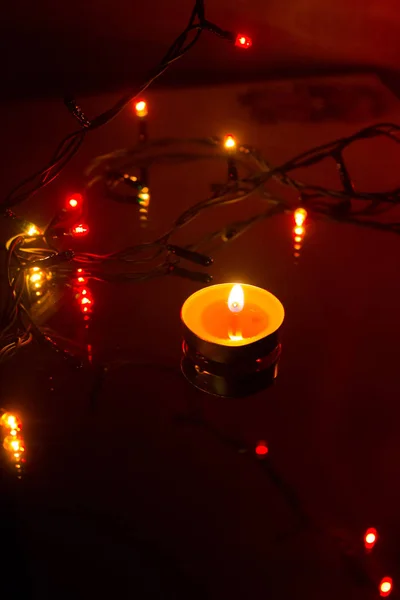Auf Dunklem Hintergrund Eine Kerze Aus Wachs Und Eine Girlande — Stockfoto